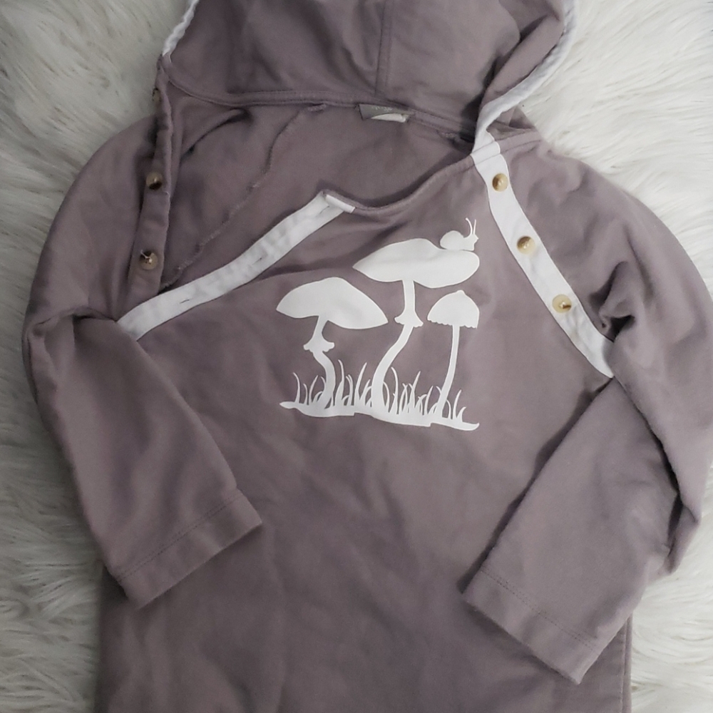 Kate Quinn light sweatshirt